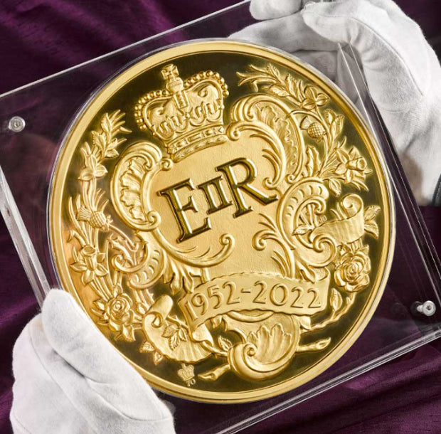 LARGEST GOLD COIN IN UK HISTORY MARKS QUEEN’S JUBILEE